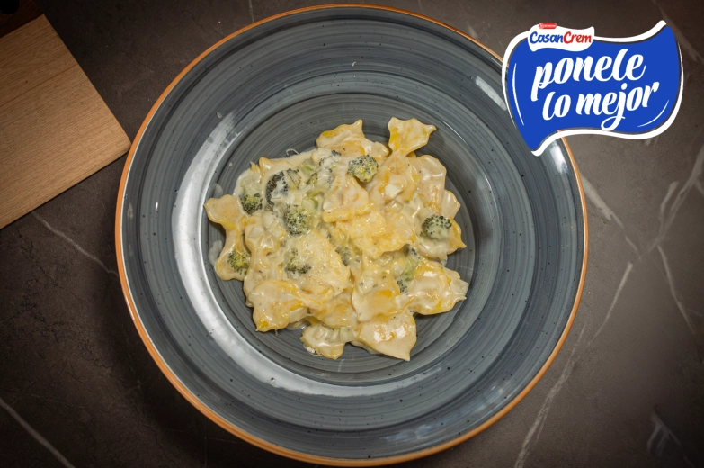 FARFALLE CON BRÓCOLI Y QUESOS